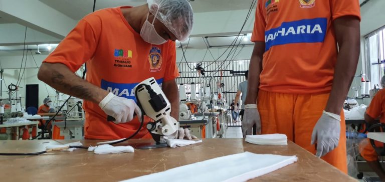 Detentos do Maranhão fabricando máscaras