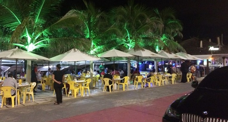Bar e restaurante na Avenida Litorânea