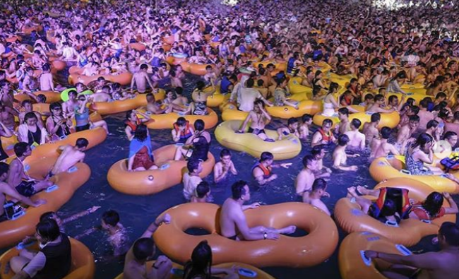 Festa em parque aquático em Wuhan