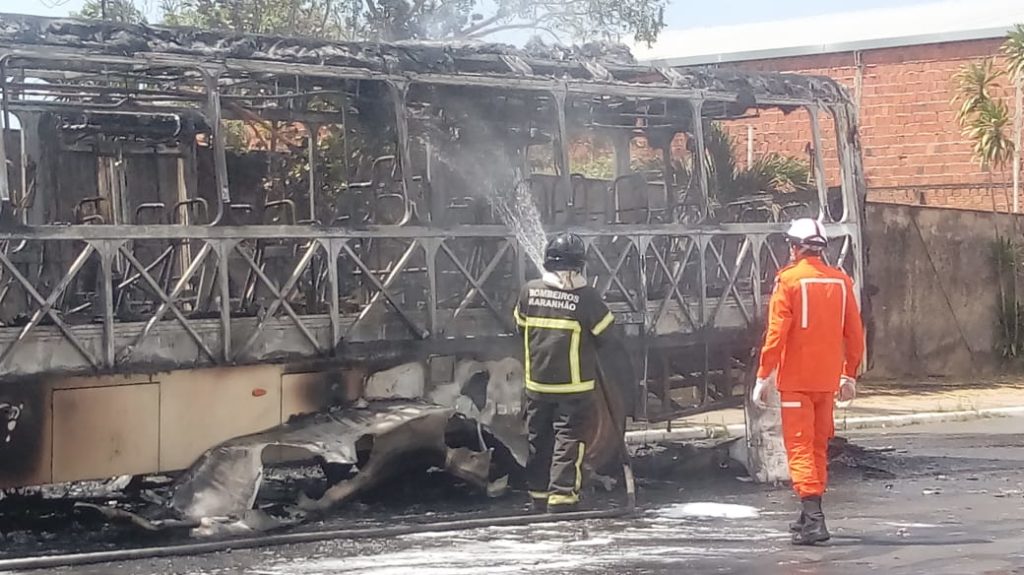 Ônibus pega fogo em São Luís. Foto: Mauro Wagner