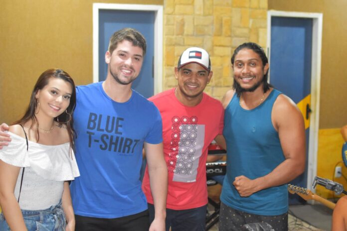 Lino Viegas ao lado da cantora Geyne Borges, o produtor musical Júnior Sanfoneiro e cantor maranhense Wandim Rey
